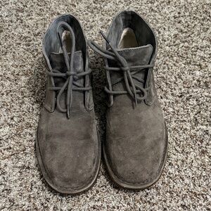 Ugg Men’s Leighton Chukka Boots in Grey Suede